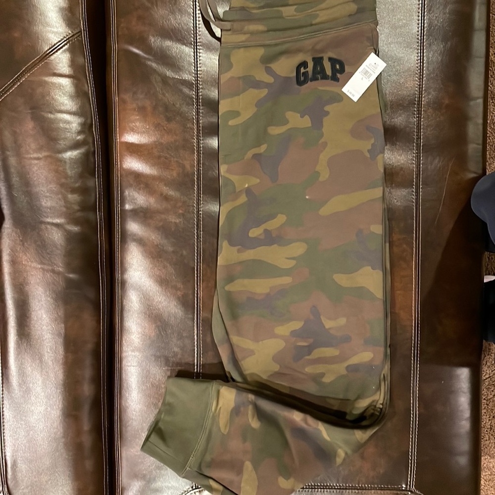 Large Men’s Gap Camo Jogger New with Tags